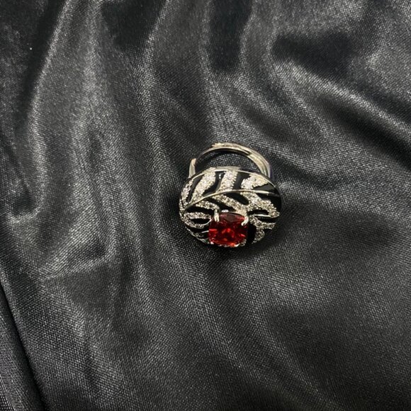 Elegant Vintage Ring - Picture 2 of 2